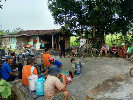  KELOMPOK PETANI DUSUN  NGENTAK-NGASEM GOTONG ROYONG ANGKAT WALET